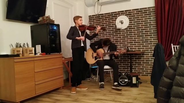 Мотылёк - Макс Корж - Обворожительная игра на гитаре и скрипке.Братья Ковалевы (Live) смотреть онлайн