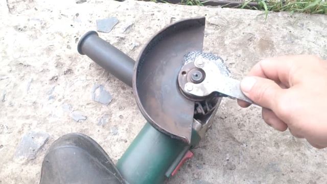 Как открутить гайку болгарки не повредив гайку и без помошника смотреть онлайн