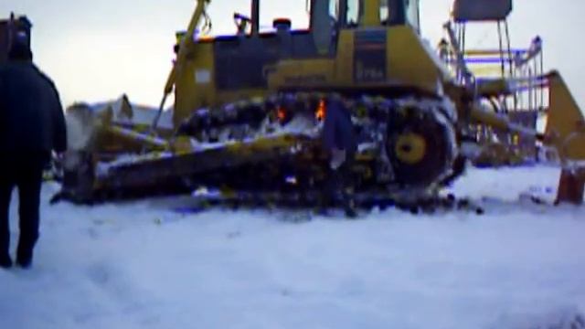 Preheat the caterpillar Komatsu. смотреть онлайн