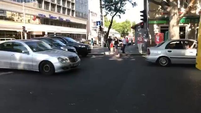 (Live)Копы стоят как гаишники, только взятки не берут смотреть онлайн