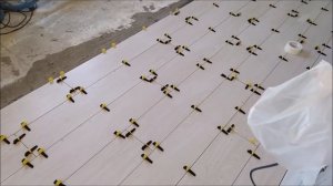 Укладка керамогранита LAPARET 120/20 на пол. Ремонт пола в комнате