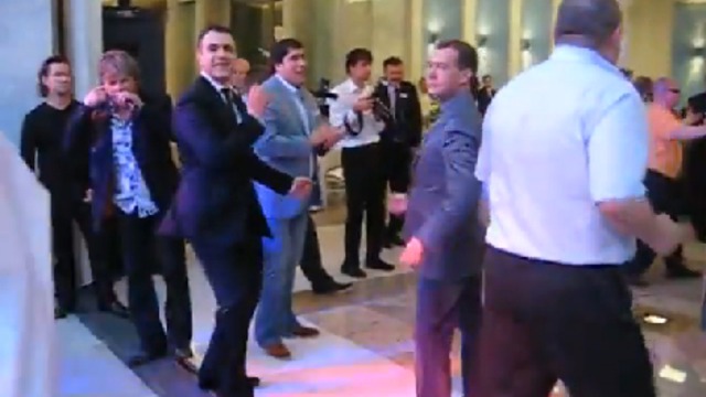 Танец Медведева в оригинале смотреть онлайн