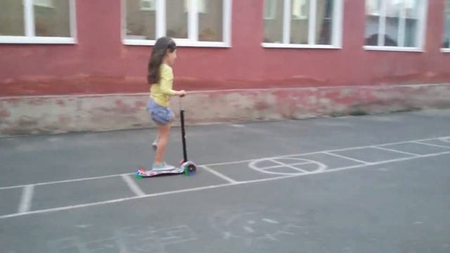 Учимся ездить на самокате с Николь. смотреть онлайн