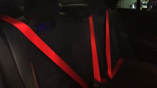 Цветные ремни безопасности.