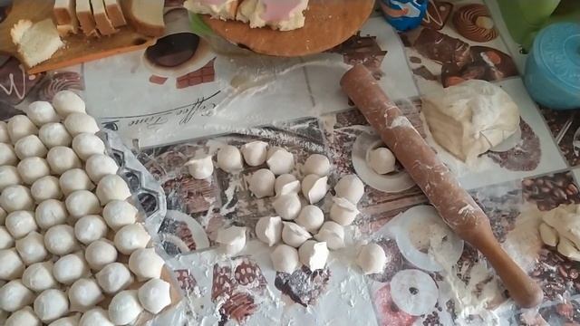 Лепим с внучкой пельмени...Мы на 