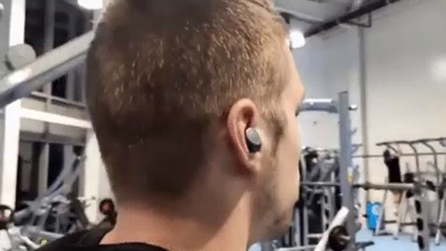 Беспроводные наушники взаимодействуют со смартфоном в радиусе 10 метров и обеспечивают чистый звук смотреть онлайн