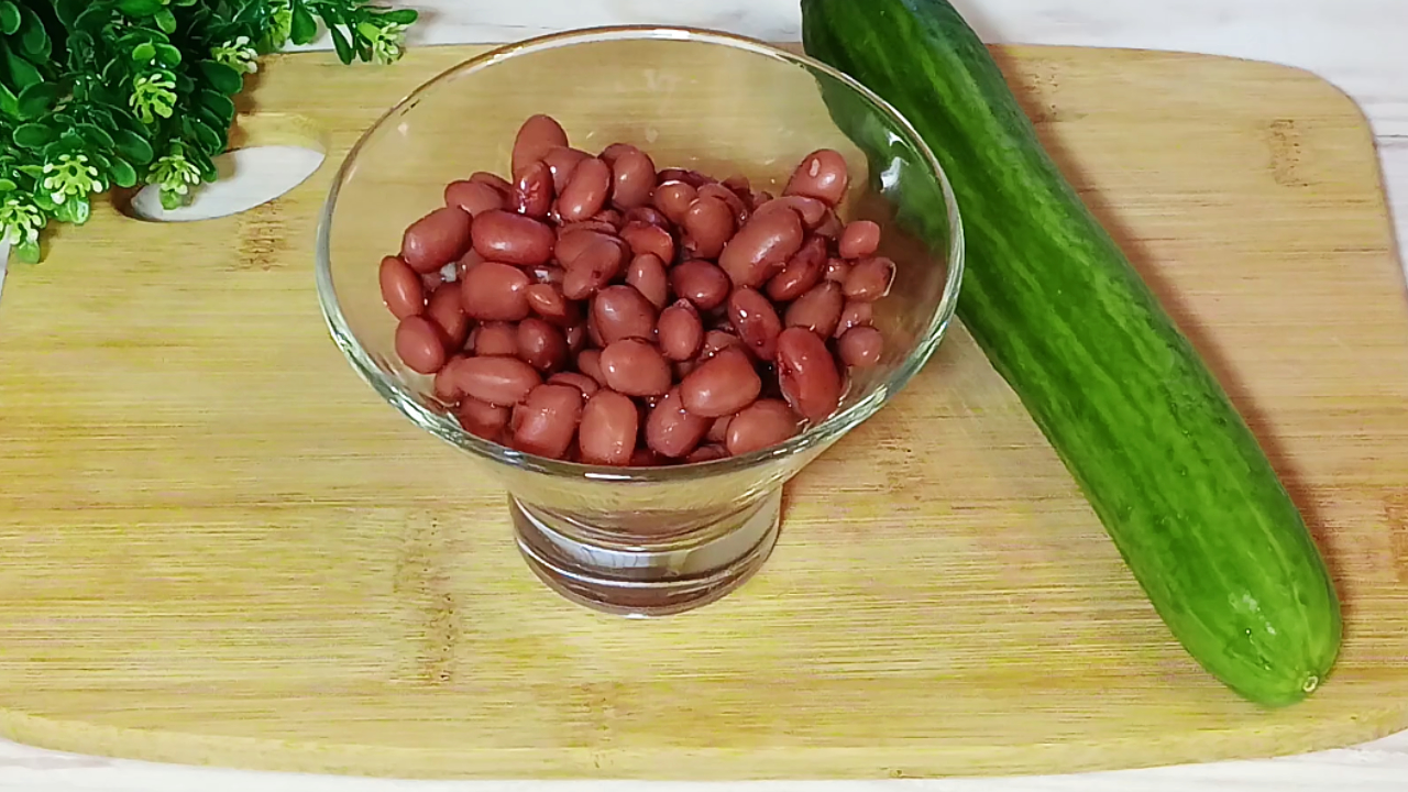 Вкуснейший САЛАТ С Фасолью. Простой и Вкусный Салат ЗА 10 Минут! Салат С Консервированной Фасолью смотреть онлайн