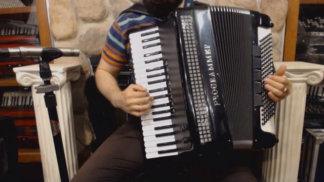 3740 - Black Programmer Piano Accordion LMM 41 120 $1299 смотреть онлайн