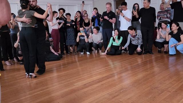 Argentine tango workshop - Walking: Clarisa Aragón & Jonathan Saavedra - Patético смотреть онлайн