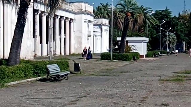 ЖД вокзал Сухум. Ждём посадки смотреть онлайн