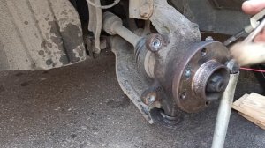 Как выкрутить обломанный болт, ступицы колеса Ниссан ноут