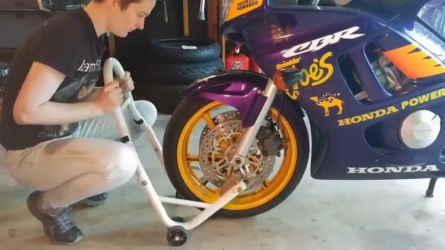 Removing Motorcycle Wheels - Honda CBR600 F3 смотреть онлайн