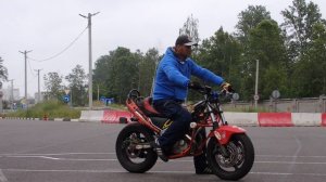 Обучение езде на заднем колесе мотоцикла от Андрея Кузьмина на открытом уроке в мотошколе Мастер