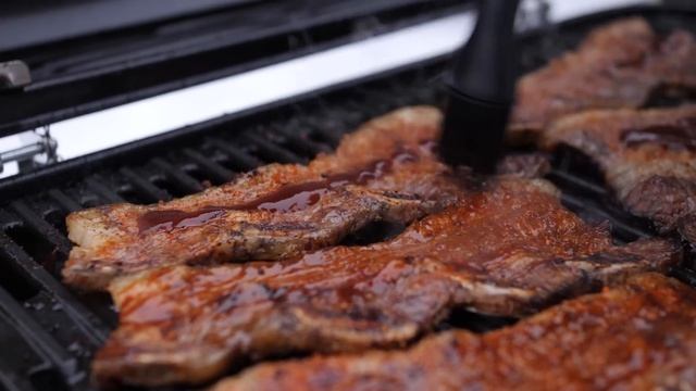 КАЛЬБИ, говяжьи рёбрышки в глазури на газовом гриле Weber traveler смотреть онлайн