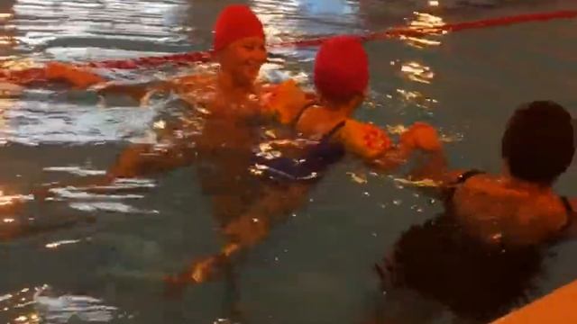 ИНДИВИДУАЛЬНОЕ ЗАНЯТИЕ С ОЛЕЙ В БАССЕЙНЕ смотреть онлайн