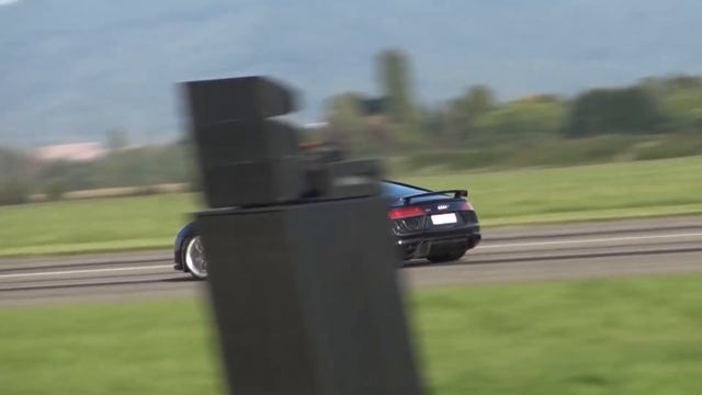 AUDI R8 V10 PLUS vs AUDI TT RS - RACE! смотреть онлайн