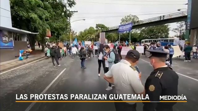 Manifestaciones en Guatemala exigen renuncia del presidente | Noticias Telemundo смотреть онлайн