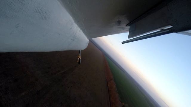 Камера снимает пуск двух самодельных ракет с борта самолета смотреть онлайн