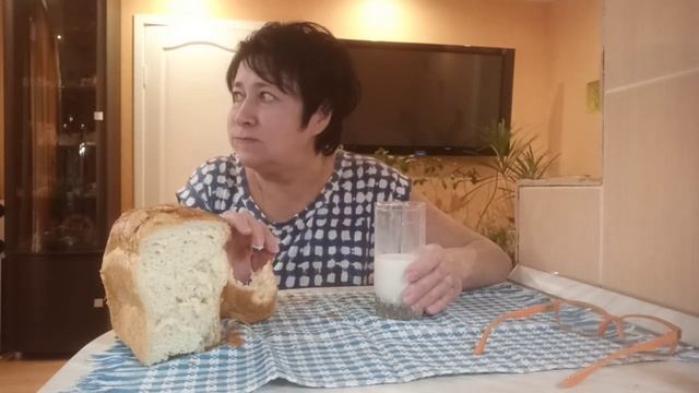 МУКБАНГ??Горбушка хлеба, стакан молока - это моя сытная еда ? смотреть онлайн