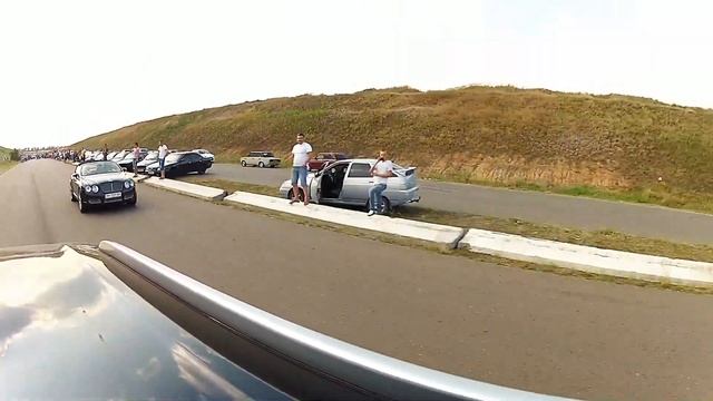 BMW X5M vs Bentley continental gtc 560hp смотреть онлайн