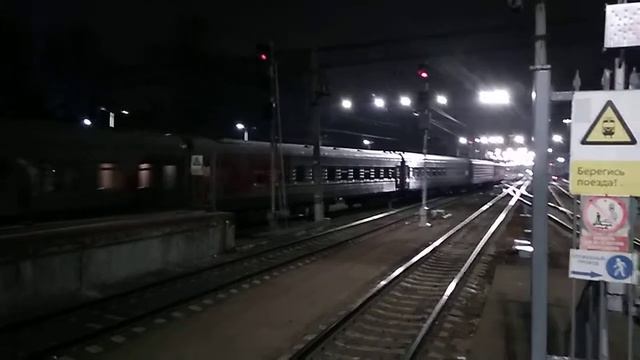 ЧС6-025 отправляется с поездом № 30 со ст. Москва-Октябрьская смотреть онлайн