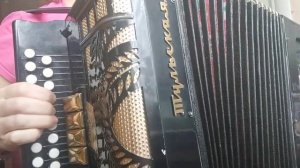 Есть красивая одна девушка на земле,   песня на гармони.