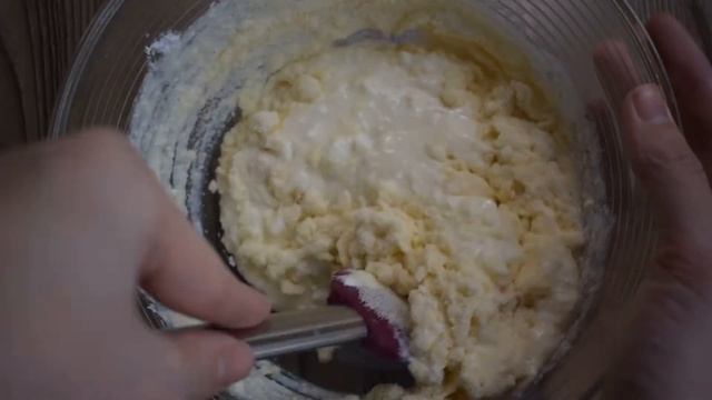 Обалденные сырники из творога с изюмом. Сырники на манке. Рецепт сырники. Как приготовить сырники. смотреть онлайн