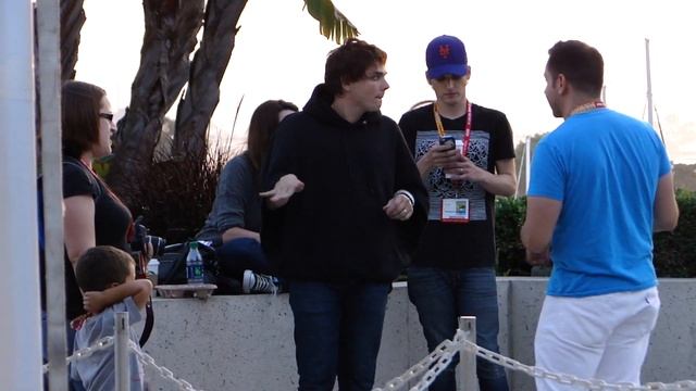 Gerard Way dancing at Comic Con 2012 смотреть онлайн
