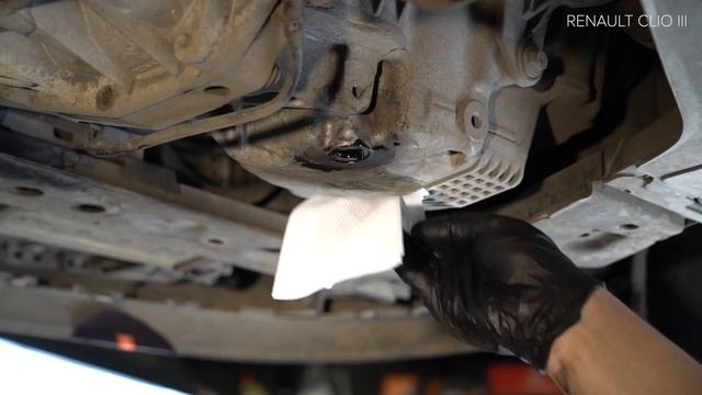 Come sostituire filtro olio motore e olio motore su RENAULT CLIO 3 [VIDEO TUTORIAL DI AUTODOC] смотреть онлайн