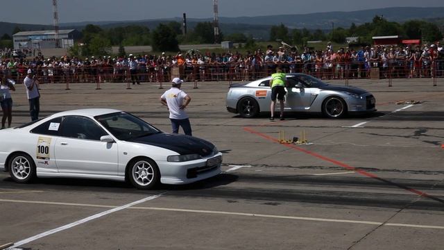Nissan GT-R vs Honda Integra Type R. Кузнецкая Жара 2013. Квалификация. смотреть онлайн