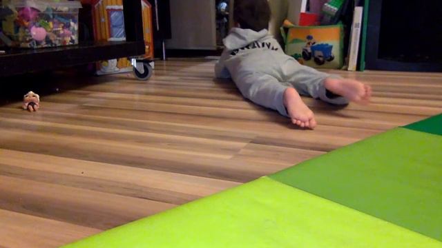 26.01.18 человек впервые пополз по полу сам! смотреть онлайн