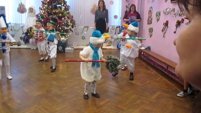 Танец снеговиков на елке в ДС смотреть онлайн