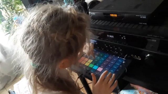 Remixlive Drum Pads играет ребенок 5 лет смотреть онлайн