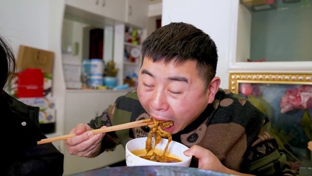 【超小厨】老公嘴馋点外卖，麻辣火锅煮牛蛙，媳妇看着鲜虾清汤面，委屈急眼了