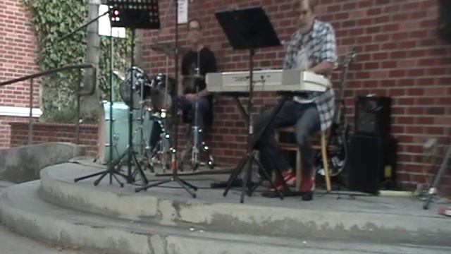Cliff, Ron, and Mark play sublime, upbeat blues at the Alhambra Open Mic смотреть онлайн