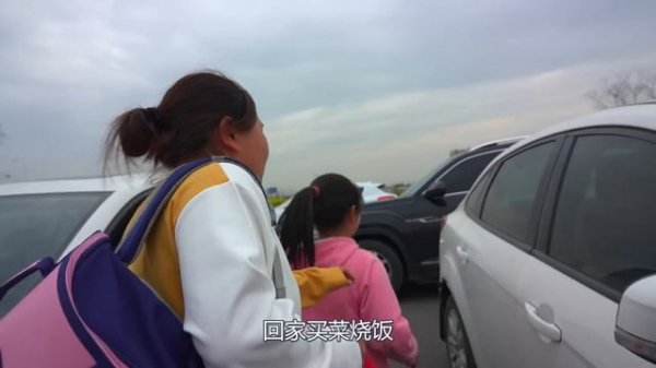 胖妹接2闺女放学，鸡鸭鱼肉摆一桌，全家在一起聚餐真开心!【陈说美食】