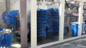 Робот-мойка с щеточной системой и высоким давлением