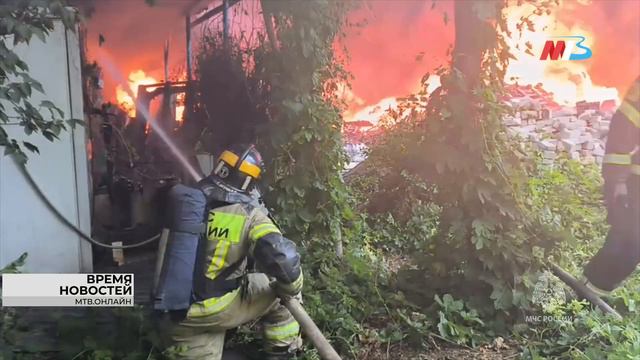 Пожарные потушили возгорание на складе вторсырья в Волгограде