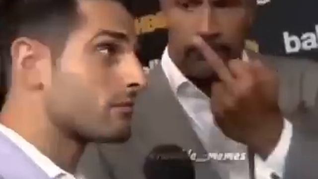 Скала показывает средний палец ( читайте описание) смотреть онлайн