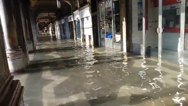 Венецианская лагуна решила прилечь отдохнуть на площади San Marco смотреть онлайн