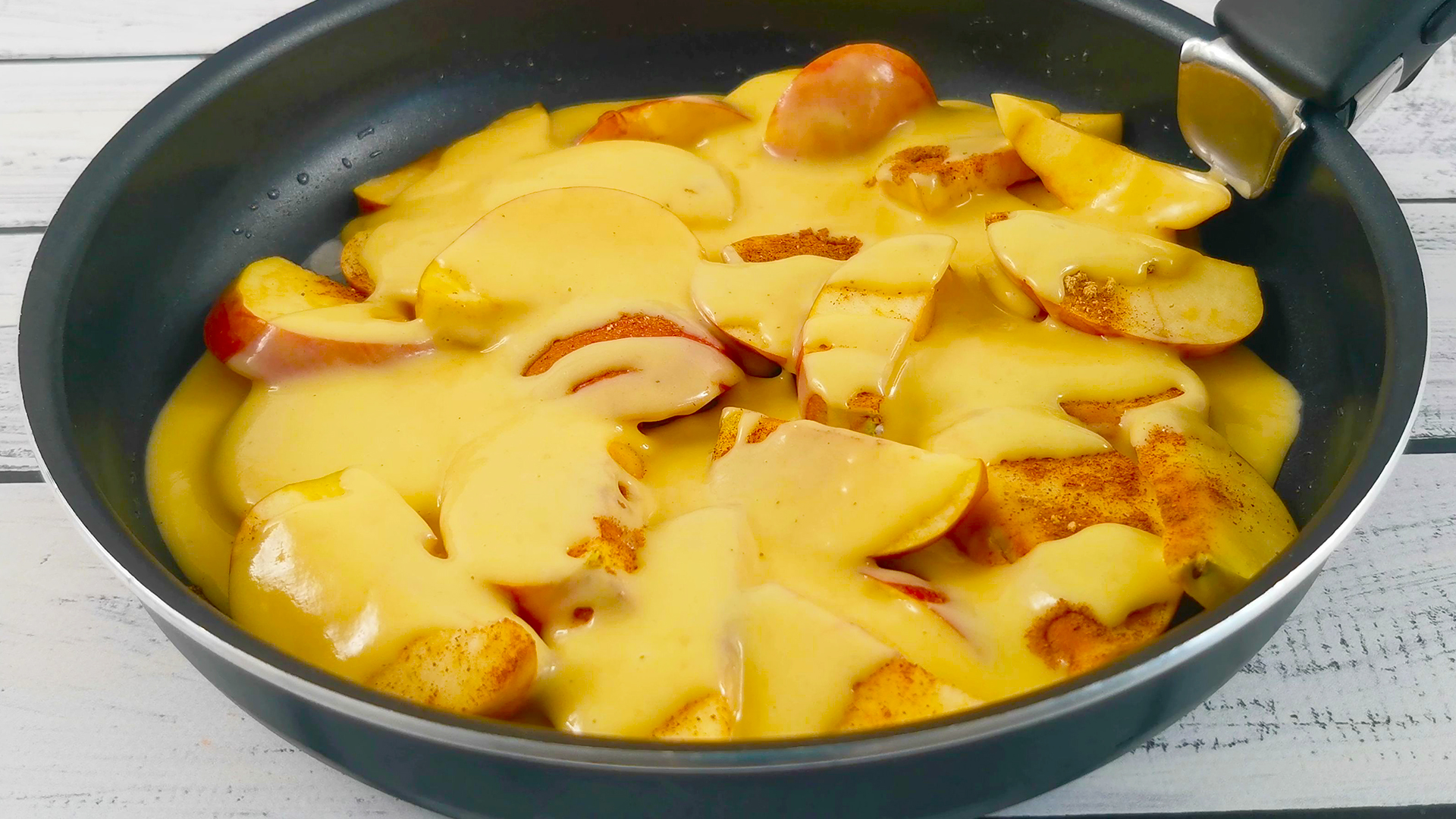 Яблочный пирог на сковороде. Быстрый рецепт смотреть онлайн