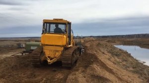 БУЛЬДОЗЕР Б-10 толкает грунт