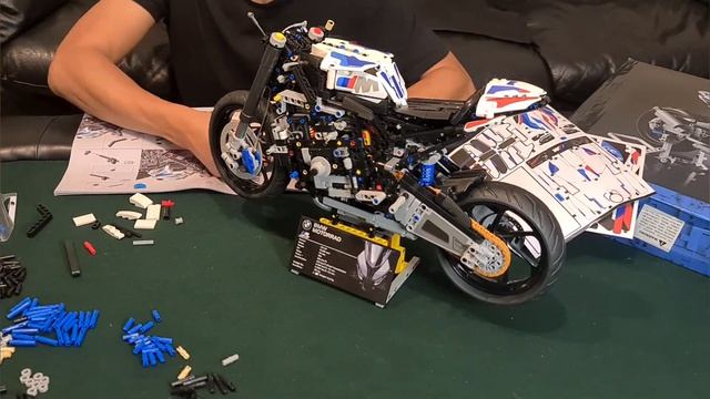 (ZOOM IN CLOSE) BMW Motorrad M1000RR Speed Build: 1920 Pieces - 20 Hours Well Spent