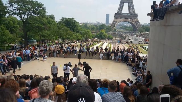 Париж.Развлекают туристов смотреть онлайн