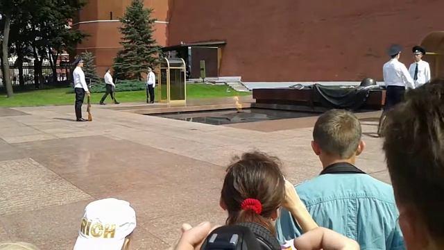 Смена караула у памятника неизвестному солдату смотреть онлайн