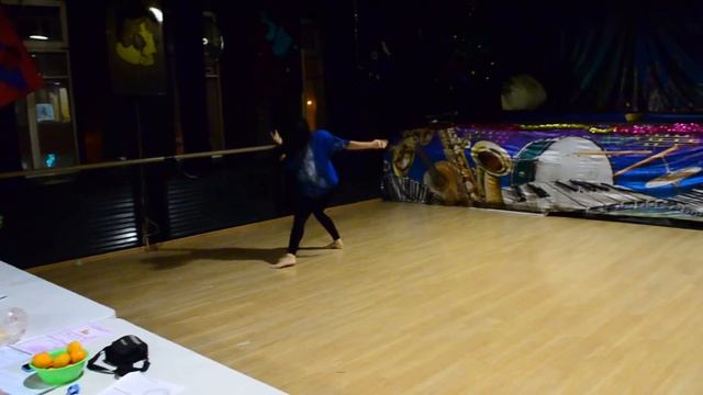 Остроухова Ольга. Акробатический танец. 13.12.15. Ёлка – Моё солнце живёт во мне смотреть онлайн