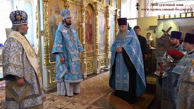 Батюшка Владимир поздравляет правящего епископа Пармена с Днем Ангела (10 августа 2015 г.) смотреть онлайн