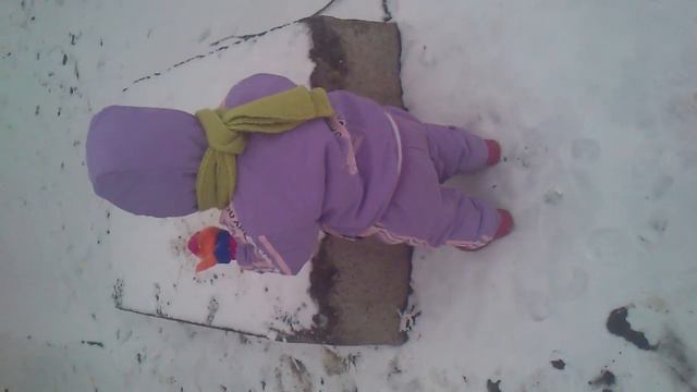 реакция ребенка на снег. смотреть онлайн