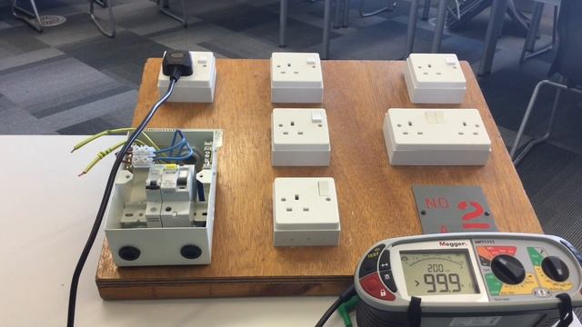 Ring Final Circuit Testing for Sockets Wired in 2.5 Twin and CPC Cable (Twin and Earth Cable) смотреть онлайн