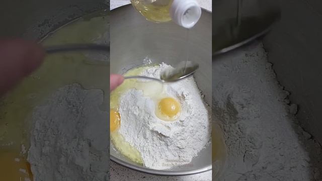 3 ст. муки, 1 яйцо, 1,5 ч.л. соли, 3 ст.л. раст.масла, 1 стакан кипятка #рецепт #пельмени #вкусно